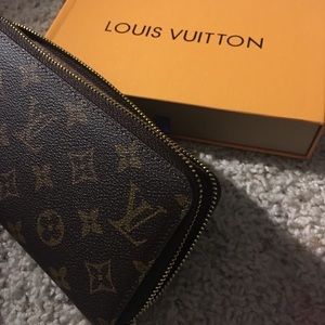 Louis Vuitton zippy wallet